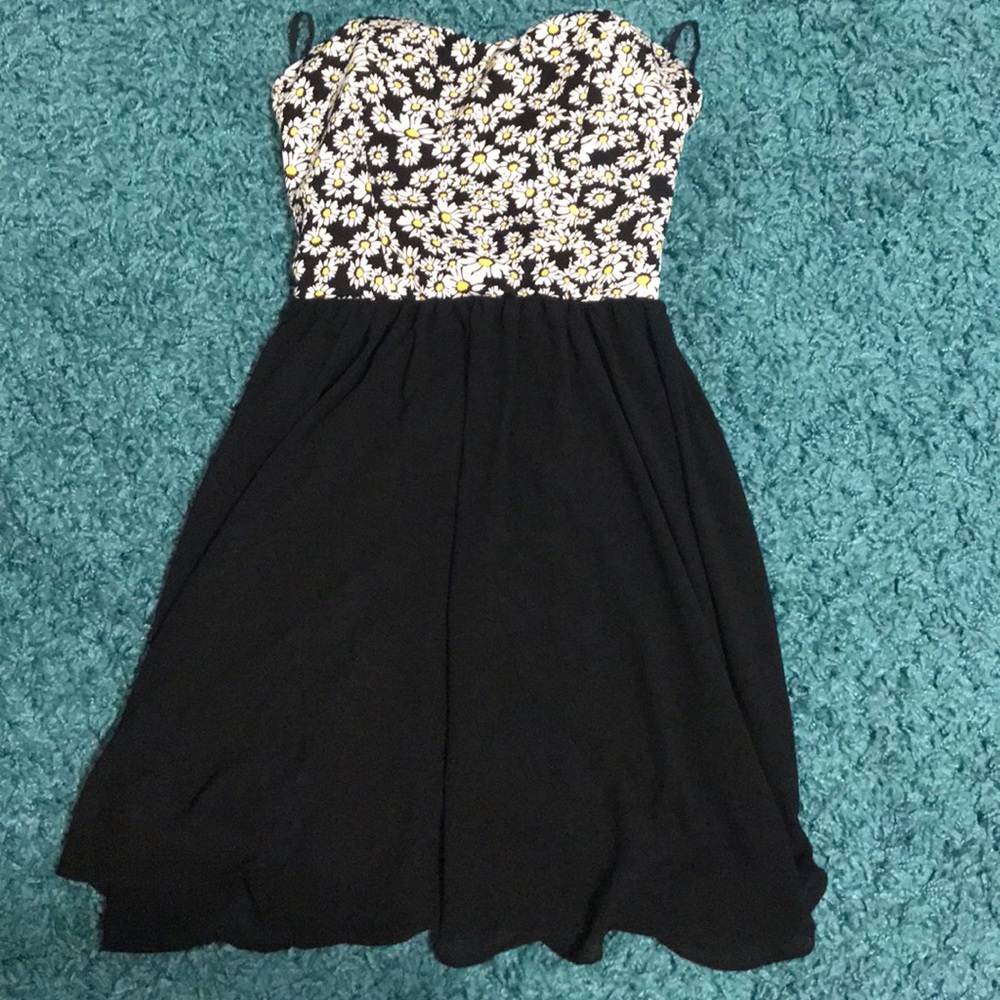 Daisy print homecoming dress w/ slightly open back